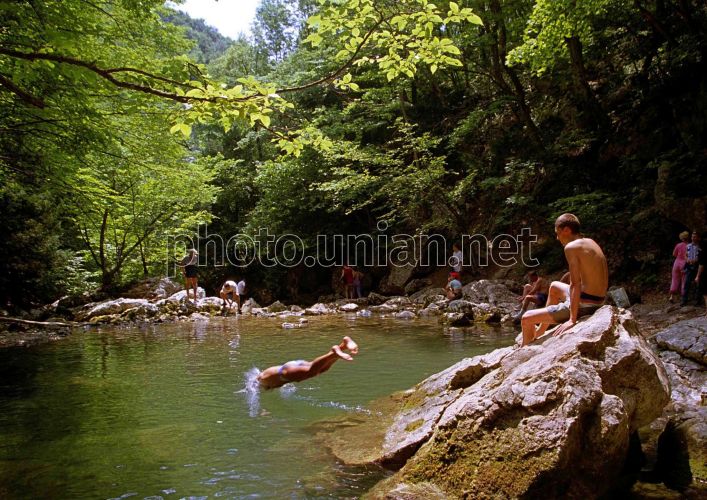 Photo Tourists Enjoy Cool Water In The Auzun Usen Mountain River Unian