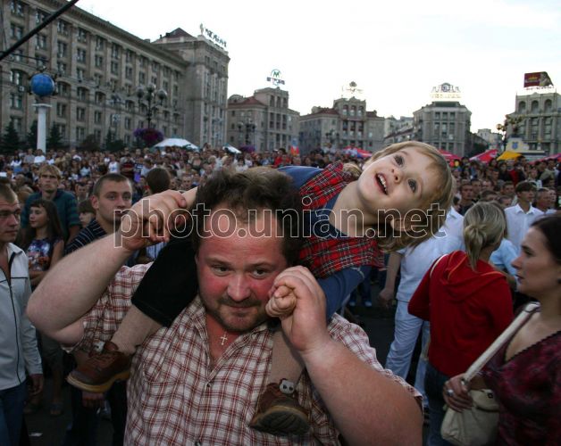 Foto Devochka Smotrit V Nebo Sidya Na Plechah Svoego Otca Unian