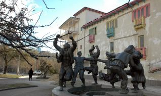 Памятник возле детской галереи искусств