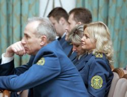 Сотрудники украинской таможенной службы