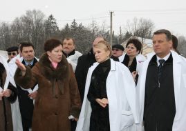 Юлия Тимошенко знакомится с работой животноводческого комплекса