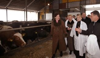 Юлия Тимошенко знакомится с работой животноводческого комплекса