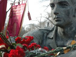 Сeremony of flowers laying to nwarrior-internationalist