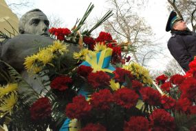 Сeremony of flowers laying to nwarrior-internationalist