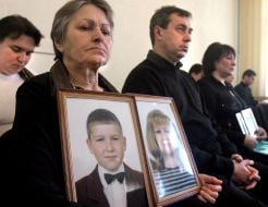 Екатерина Сеник с портретами погибших родных