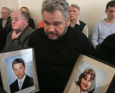 Иван Куц с портретами погибших детей