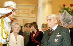 Василий Левкович получает Золотой крест Боевой Заслуги УПА