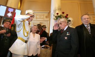 Василий Левкович получает Золотой крест Боевой Заслуги УПА