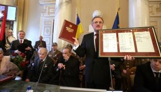 Василий Левкович получает Золотой крест Боевой Заслуги УПА