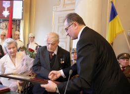 Василий Левкович получает Золотой крест Боевой Заслуги УПА