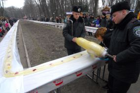 Самый длинный блин испекли в Виннице