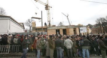 Turns near the General consulate of Poland in Lvov