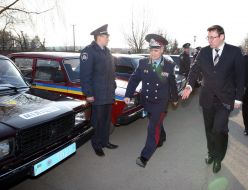 Юрий Луценко вручил ключи от новых автомобилей сотрудникам МВД в Виннице