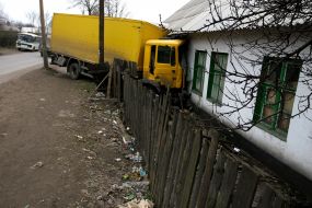 Грузовой автомобиль, который врезался в дом