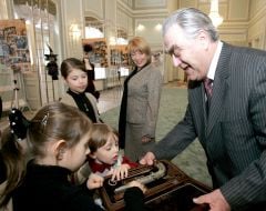 Екатерина Ющенко на выставке, посвященной Международному дню театра