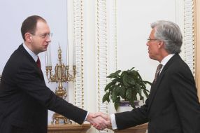 Arseniy Yatsenyuk and Knut Vollebek