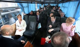 Члены правительства в салоне автобуса