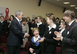 Джордж та Лора Буш в киевской школе