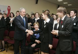 Джордж та Лора Буш в киевской школе