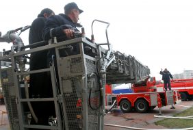 Пожарные в люльке автолестницы