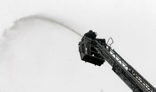 Пожарные в люльке автолестницы