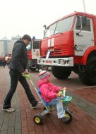 Мама с ребенком возле пожарной машины