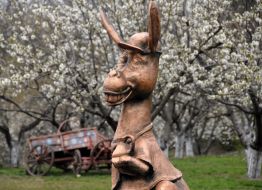 Памятник ослу