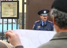 Пикет генконсульства РФ в Крыму