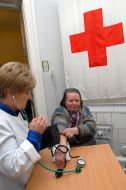 Медсестра измеряет давление