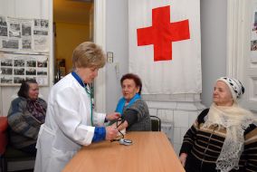Медсестра измеряет давление