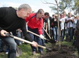 Leonid Chernovetsky at litter pick