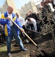 Aleksandr Turchinov plants trees in one of Kievan parks