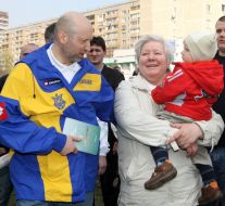 Aleksandr Turchinov plants trees in one of Kievan parks