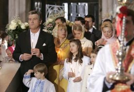 Viktor Yushchenko with his family, Yuliya Timoshenko and Raisa Bogatyryova