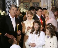Viktor Yushchenko with his family, Yuliya Timoshenko, Vyacheslav Kirilenko and Raisa Bogatyryova