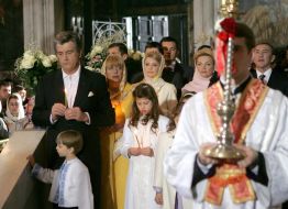 Viktor Yushchenko with his family, Raisa Bogatyryova, Leonid Chernovetskiy and Yuliya Timoshenko