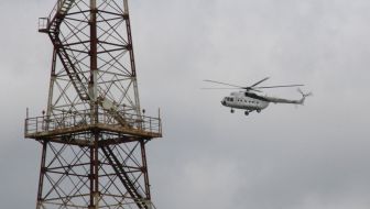 Вертолет пролетает над ”Черноморнефтегаз”