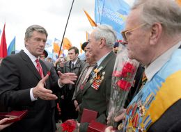 Viktor Yushchenko speaks with veterans