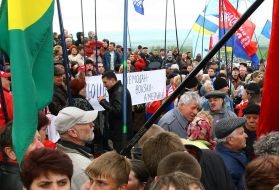 Mass meeting near the ”Saur-grave” Memorial