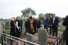 Viktor Yanukovich with sons in Yenakiyevo