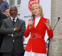 Kofi Annan and Yelena Franchuk