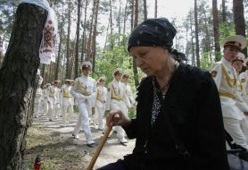 Церемония памяти на территории заповедника «Быковнянские могилы»