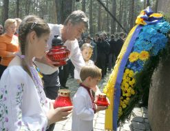 Церемония памяти на территории заповедника «Быковнянские могилы»