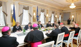 Tarcisio Bertone and Viktor Yushchenko