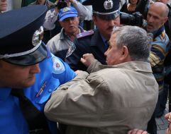 Столкновение между сторонниками и противниками вступления Украины в НАТО