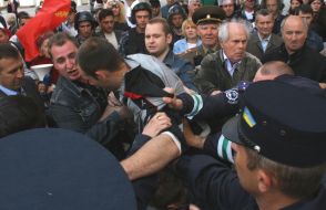 Столкновение между сторонниками и противниками вступления Украины в НАТО
