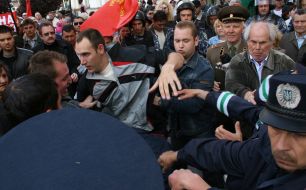 Столкновение между сторонниками и противниками вступления Украины в НАТО
