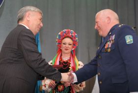 Handing of state rewards to the peacemakers