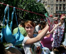 Акція ”Немає води в крані - миюся на Майдані!”