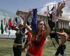 Акція ”Немає води в крані - миюся на Майдані!”